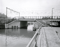 19096 Gezicht op de spoorbrug over de Vaartsche Rijn (links) en de Westerkade (rechts) te Utrecht uit het noorden met ...